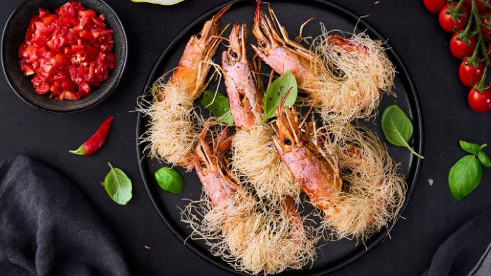 Gambero fritto in pasta kataifi con salsa picante al peperoncio