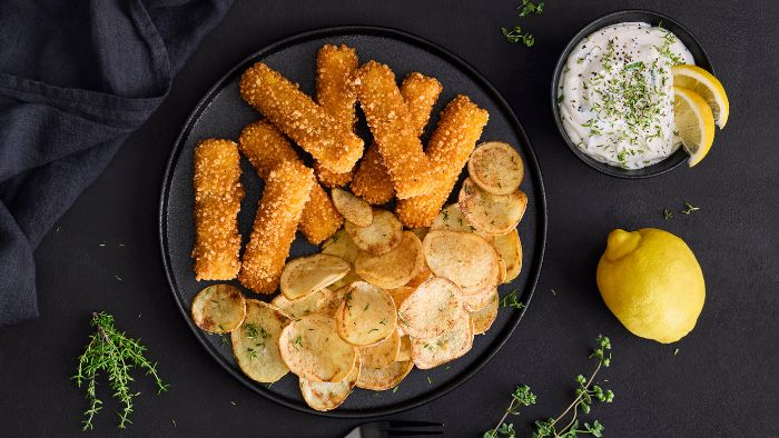 Bastoncini di merluzzo S/G con chips di patate e salsa di formaggio fresco, limone e erbe aromatiche